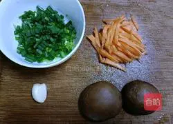 Illustration of how to stir-fry tendons with shrimps 3