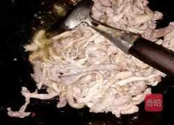 Illustration of how to make fish-flavored shredded pork with pickled pepper 5