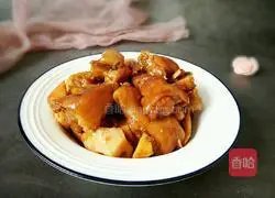 Illustration of how to make braised pork knuckles with red lotus root 11