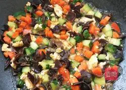 Stir-fry carrots, cucumbers and fungus Illustration of how to make eggs 4