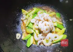 Illustration of how to make fried zucchini and shrimps 8