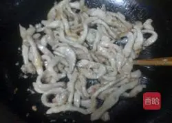 Illustration of how to make stir-fried pork tenderloin with radish flowers 5