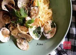 Illustration of how to make white wine clam pasta 9