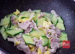 Illustration of how to make fried meat slices with cucumber and eggs 15