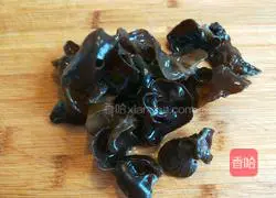 Illustration of how to make scrambled eggs with fungus, spinach and eggs on the fifteenth day of the first lunar month 4