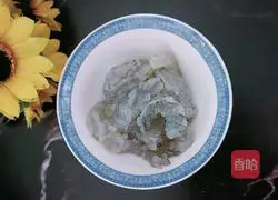 Illustration of how to stir-fry celery with lily prawns 4