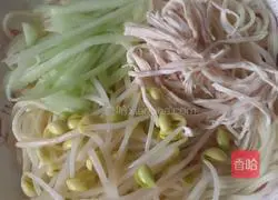 Illustration of how to make cold shredded chicken noodles 8