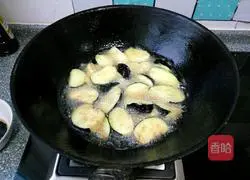 Illustration of how to make vegetarian stir-fried ground and three delicacies 5