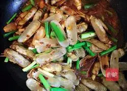 Illustration of how to make spicy stir-fried razor clams 5