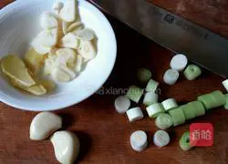 Illustration of how to make stir-fried spicy chicken 2