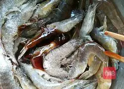 Illustration of how to make red wine and salt-baked shrimp 2