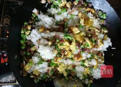 Illustration of how to make cured meat and colorful fried rice 15