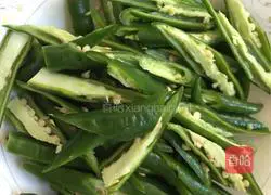 Illustration of how to make fried pork with Hangzhou pepper 3