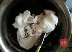 Illustration of how to make white and black yogurt mousse 4