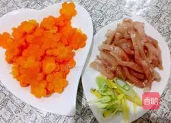  Illustration of how to make stir-fried pork tenderloin with radish flowers 1