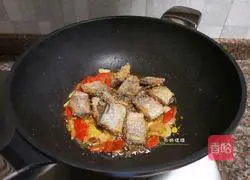 Illustration of how to make spicy and sour crispy hairtail 9