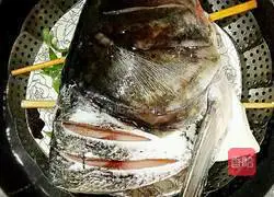 Illustration of how to make fish head with chopped pepper 6