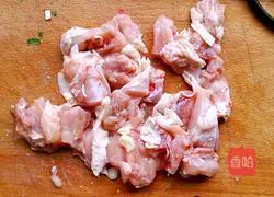 Illustration of how to make steamed chicken with mushrooms 1