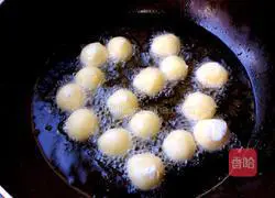 Illustration of how to cook beef with mashed potato balls 9