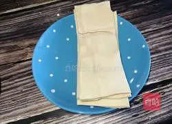 Illustration of making enoki mushroom tofu rolls 4