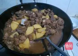 Illustration of how to cook pork ribs with potatoes and five flavors of cowpea 3