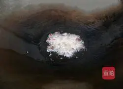 Illustration of how to make black soy onion and potato slices 4