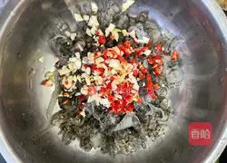 Illustration of how to make cold fish skin 6