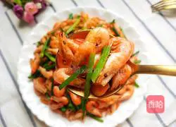 Illustration of how to make stir-fried river shrimp with chives and moss 1