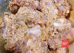 Illustration of how to make Sichuan style steamed pork ribs with rice flour 5