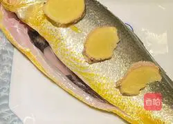 Illustration of how to make steamed large yellow croaker 1