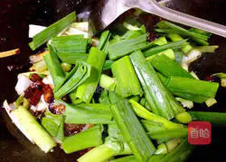 Illustration of how to make Jingkou twice-cooked pork 7