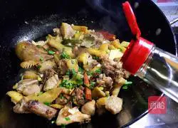 Illustration of how to make chicken stewed mushroom vermicelli 9