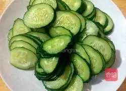 Cucumber Illustration of how to make scrambled eggs 4