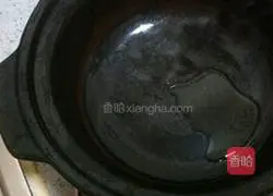 Illustration of how to make preserved meat clay pot rice 1