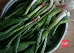 Illustration of how to make fried eggs with garlic sprouts 1