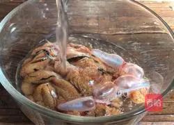 Illustration of how to stir-fry fish roe with pickled cabbage 2