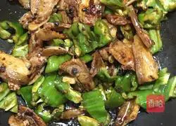 Illustration of how to make twice-cooked pork with green pepper and onion 6