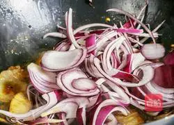 Illustration of how to stir-fry onions and meat 2