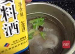 Illustration of how to make sesame chicken shredded cold noodles 3