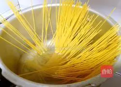 Illustration of how to make white clam and garlic pasta 1