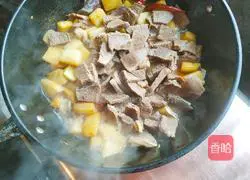 Illustration of how to make potato and beef stew 6