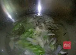 Illustration of how to stir-fry razor clams with onion, ginger and spicy food 3