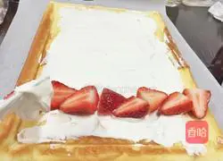 Illustration of how to make strawberry hot cream cake roll 7