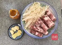 Illustration of home-style fattening beef in sour soup 1