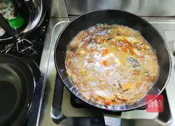 Illustration of how to make crucian carp vermicelli pot 9