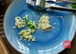 Illustration of how to make garlic oyster sauce lettuce 2
