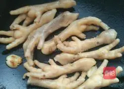 Illustration of how to make garlic crispy chicken feet 2
