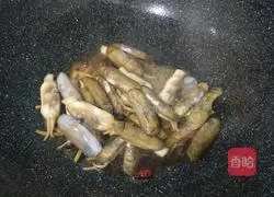 Illustration of how to make stir-fried razor clams 5