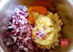 Illustration of how to make scallion mashed potato cake 6