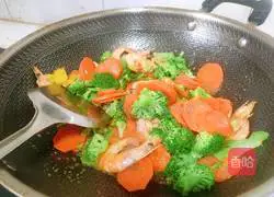Illustration of how to stir-fry shrimps with broccoli, carrots 16